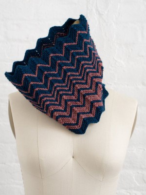 Manos Oleada Cowl in Alpaca Heather										