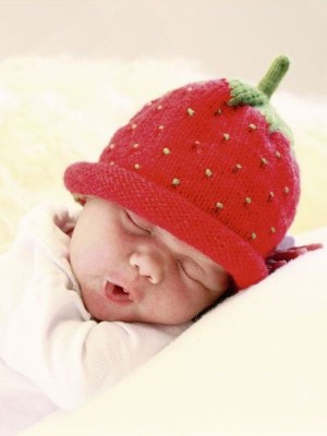 DROPS Sweet Blueberry & Strawberry Baby Hats										