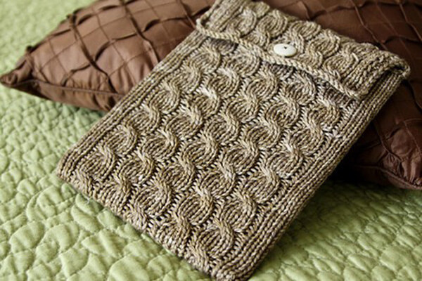 free cabled iPad sleeve knitting pattern by Haramis Designs
