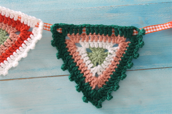 Free crochet bunting pattern and tutorial by Lynne Rowe