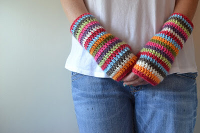 Free crochet patterns for beginners: striped crochet mitts by Crochet in Color