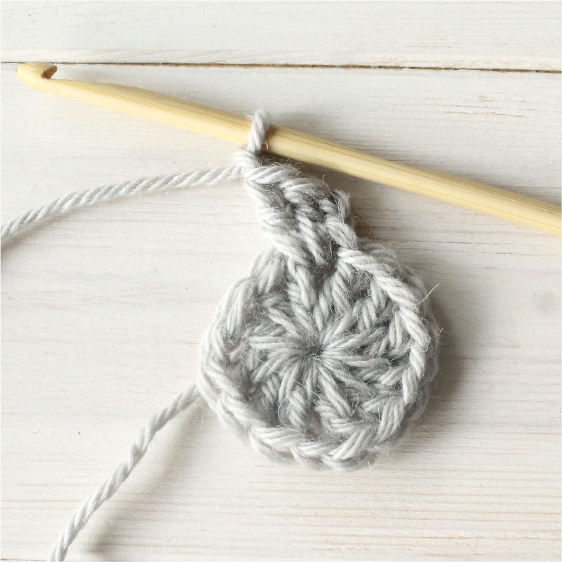 Learn to crochet a granny square tutorial